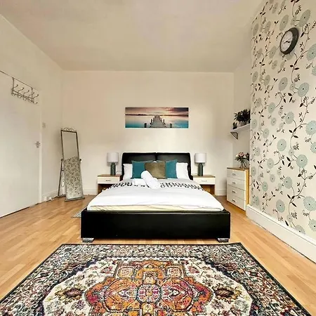 Whole House - Sleep 5 * Leeds (West Yorkshire)